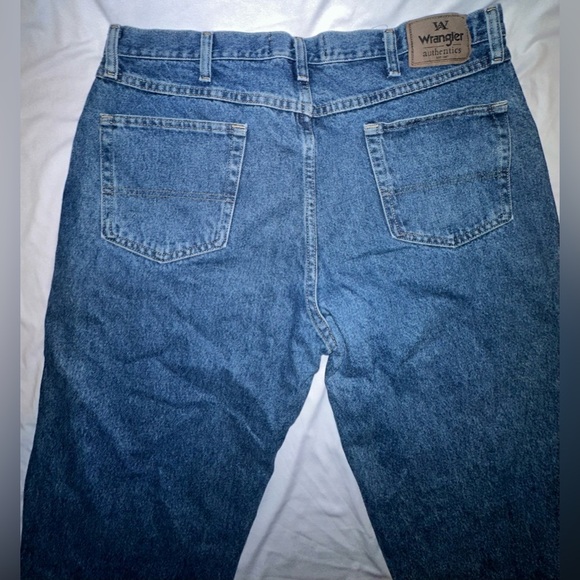 Wrangler Authentic Relaxed Fit Dark Wash Jean Men’s Size 38x32 - Picture 3 of 9